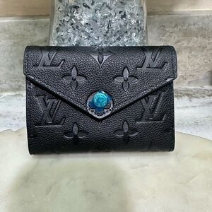 black wallet